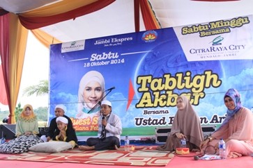 Ustad Bulian Arifin, Berliana Febriyanti dan Aza serta para pengisi tablik akbar Citra Raya City-Jambi Ekspres. M KHAIDIR/JE   